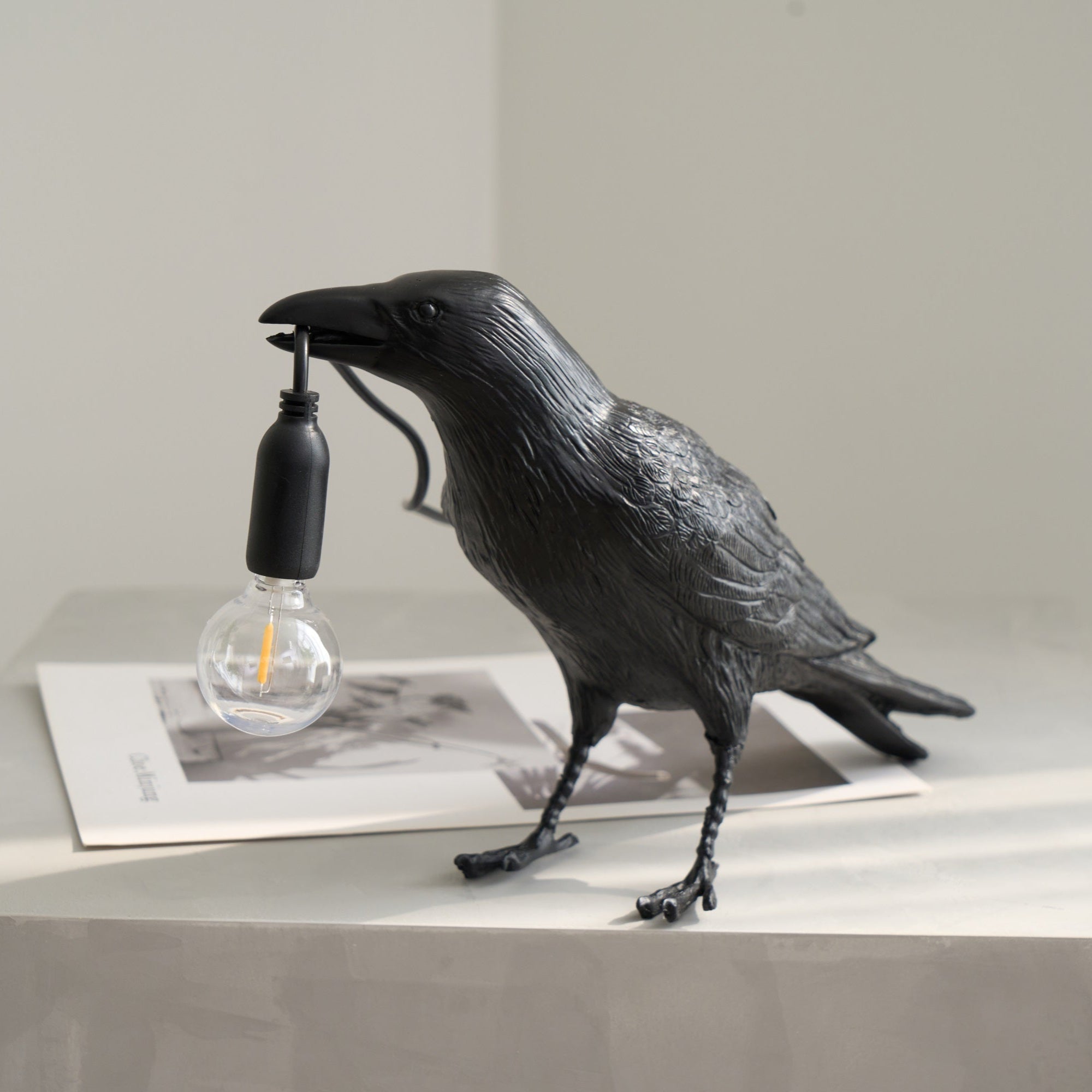 Sochařská stolní lampa Raven z pryskyřice — světlo pro žárovku Edison