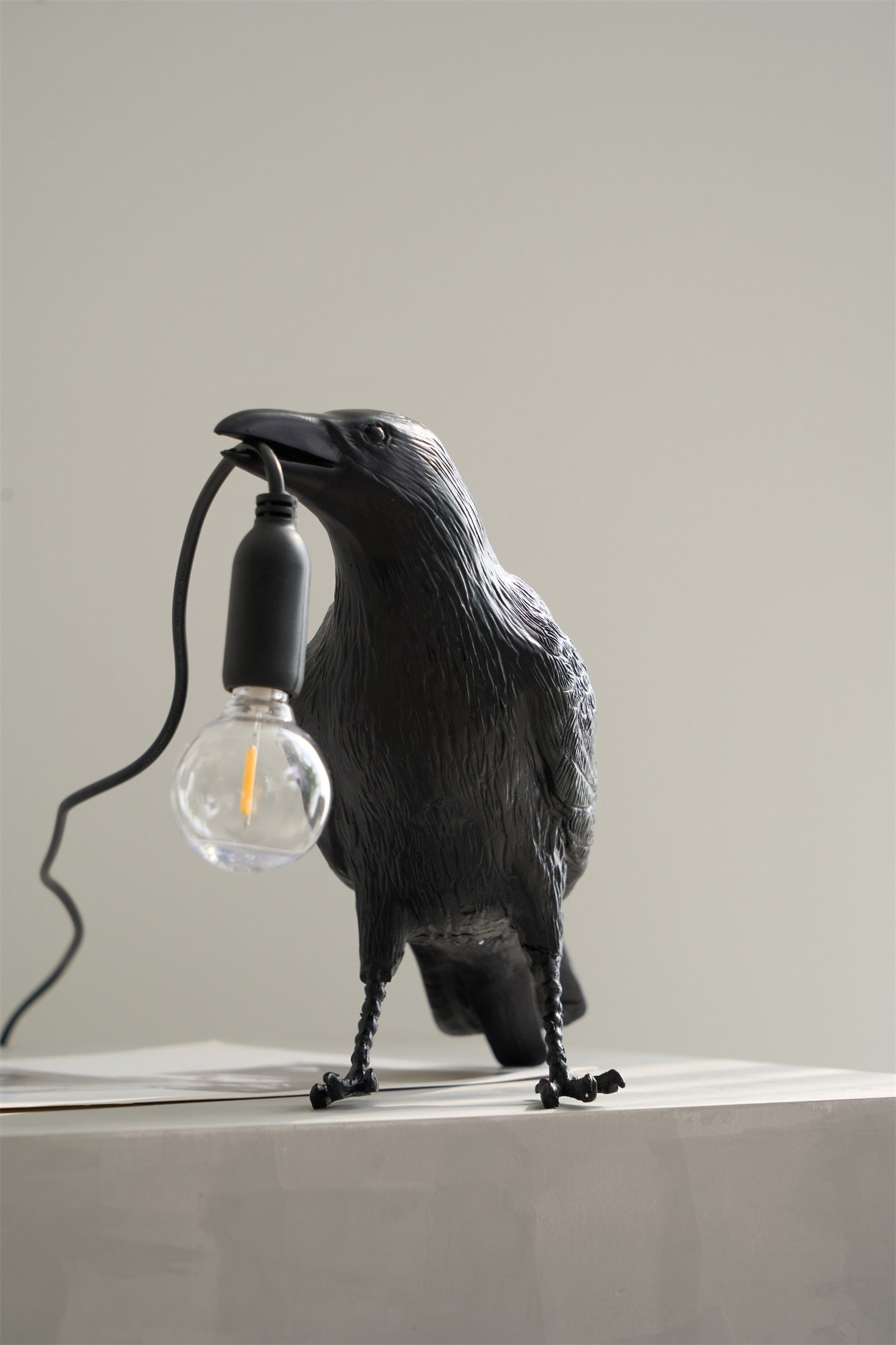 Sochařská stolní lampa Raven z pryskyřice — světlo pro žárovku Edison