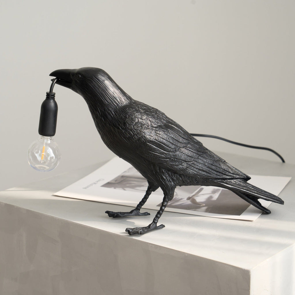 Sochařská stolní lampa Raven z pryskyřice — světlo pro žárovku Edison