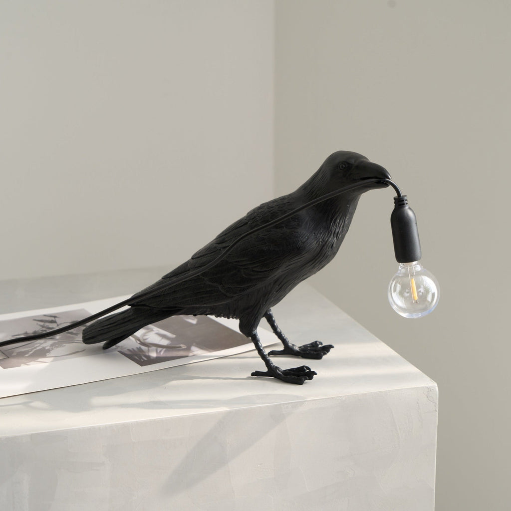 Sochařská stolní lampa Raven z pryskyřice — světlo pro žárovku Edison