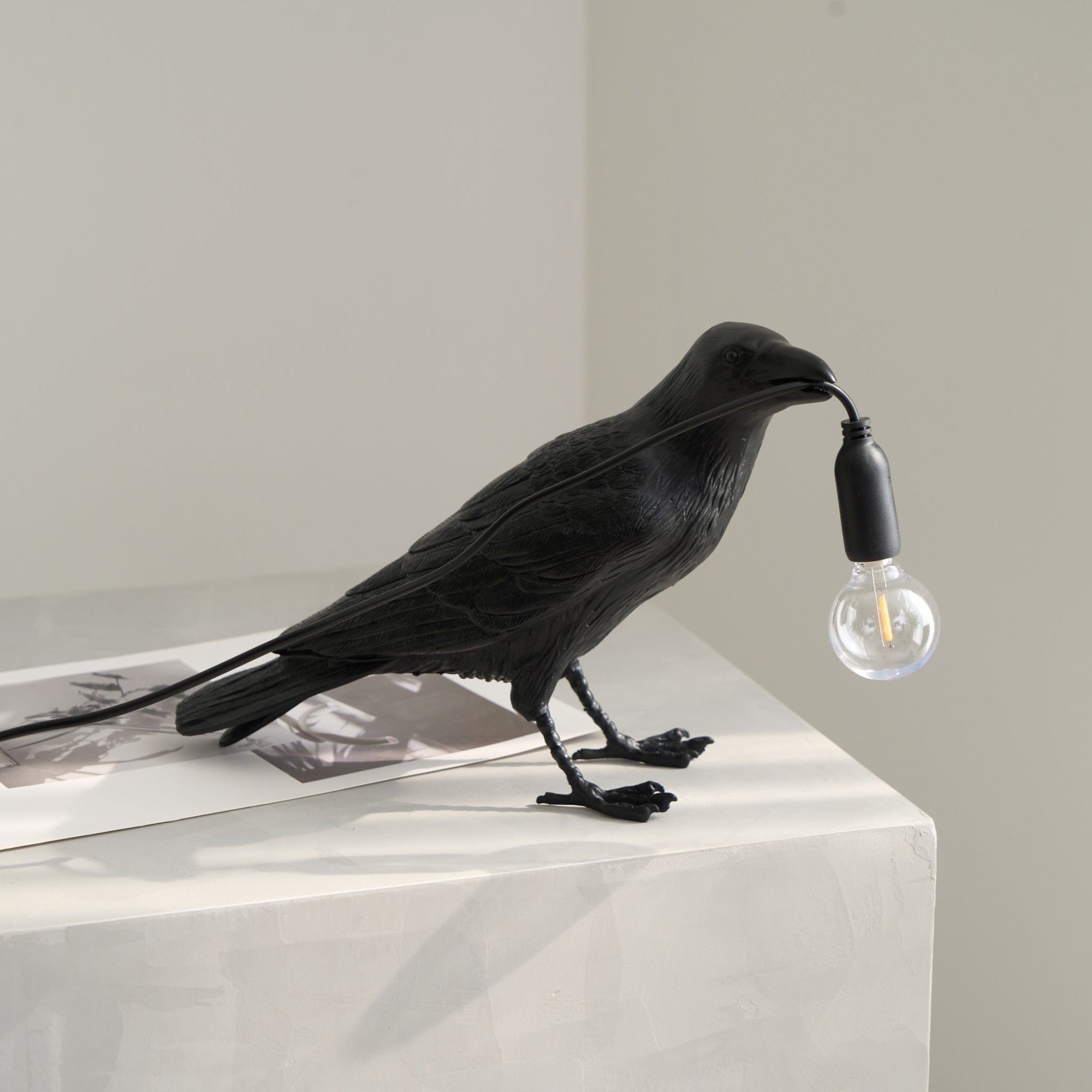 Sochařská stolní lampa Raven z pryskyřice — světlo pro žárovku Edison