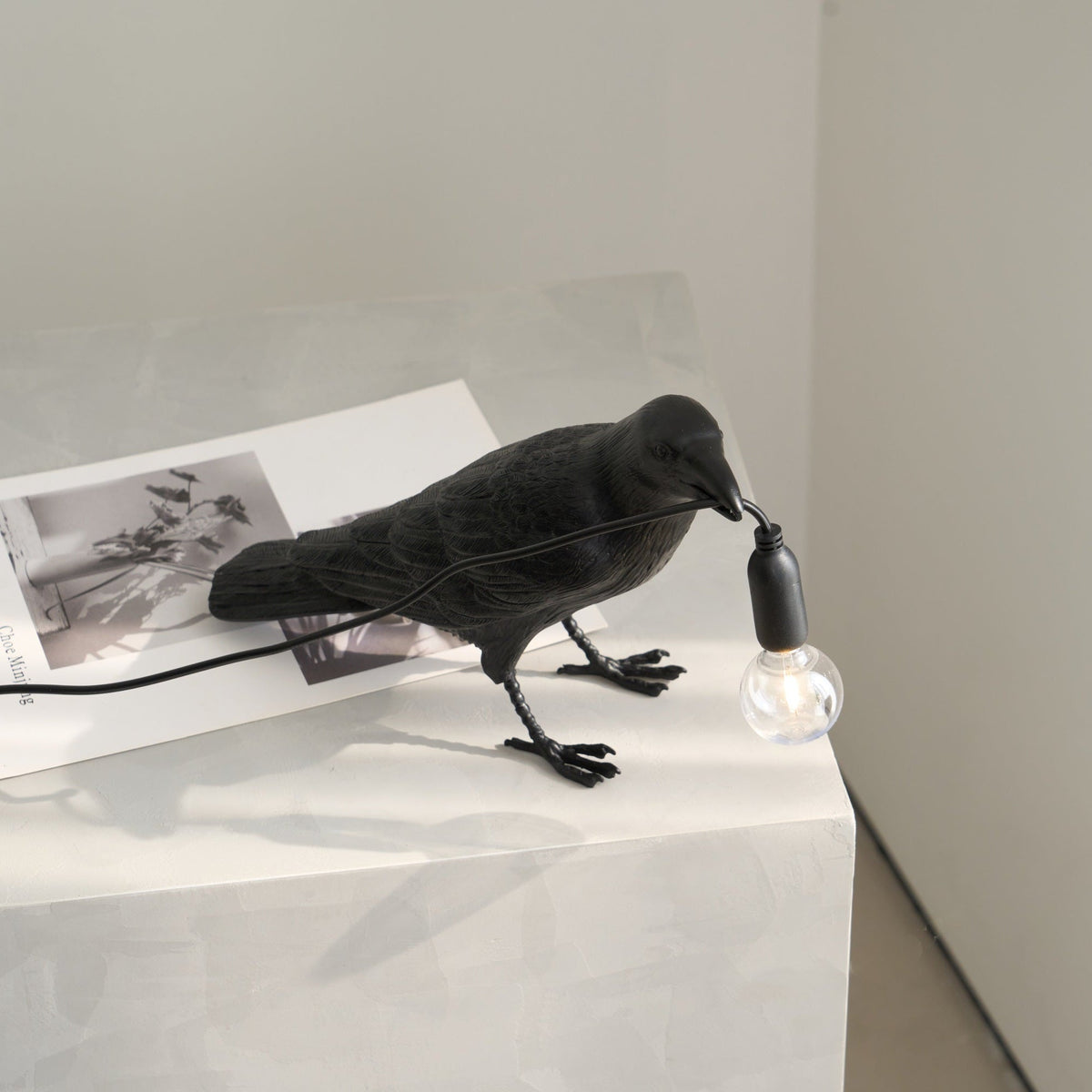 Sochařská stolní lampa Raven z pryskyřice — světlo pro žárovku Edison