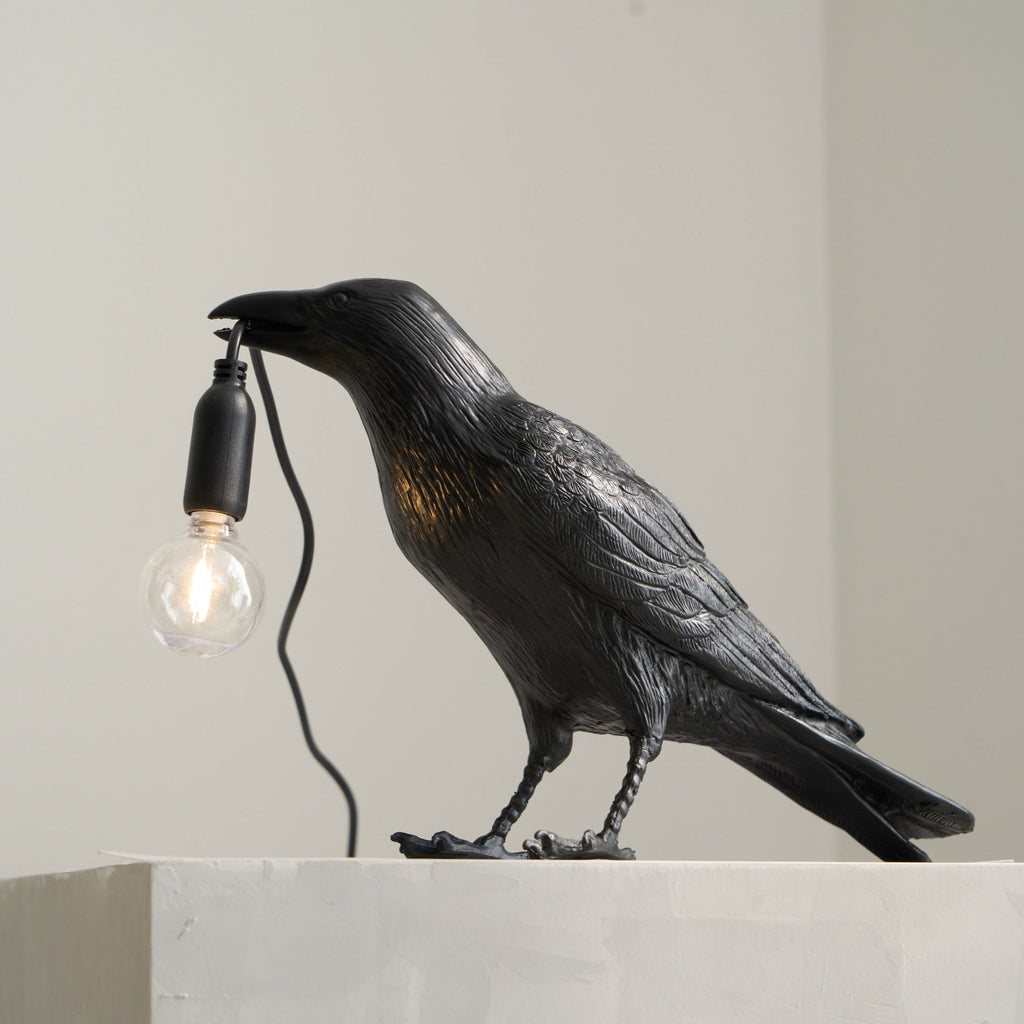 Sochařská stolní lampa Raven z pryskyřice — světlo pro žárovku Edison