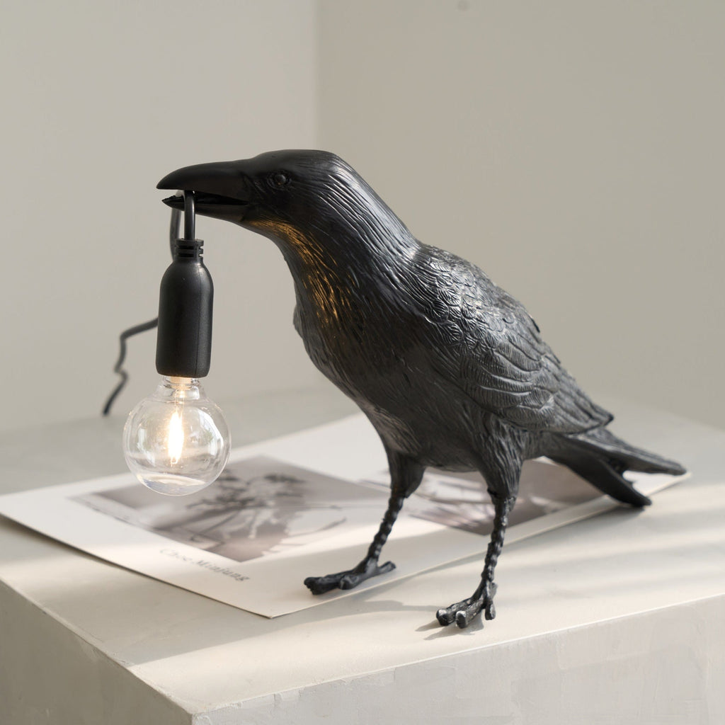 Sochařská stolní lampa Raven z pryskyřice — světlo pro žárovku Edison