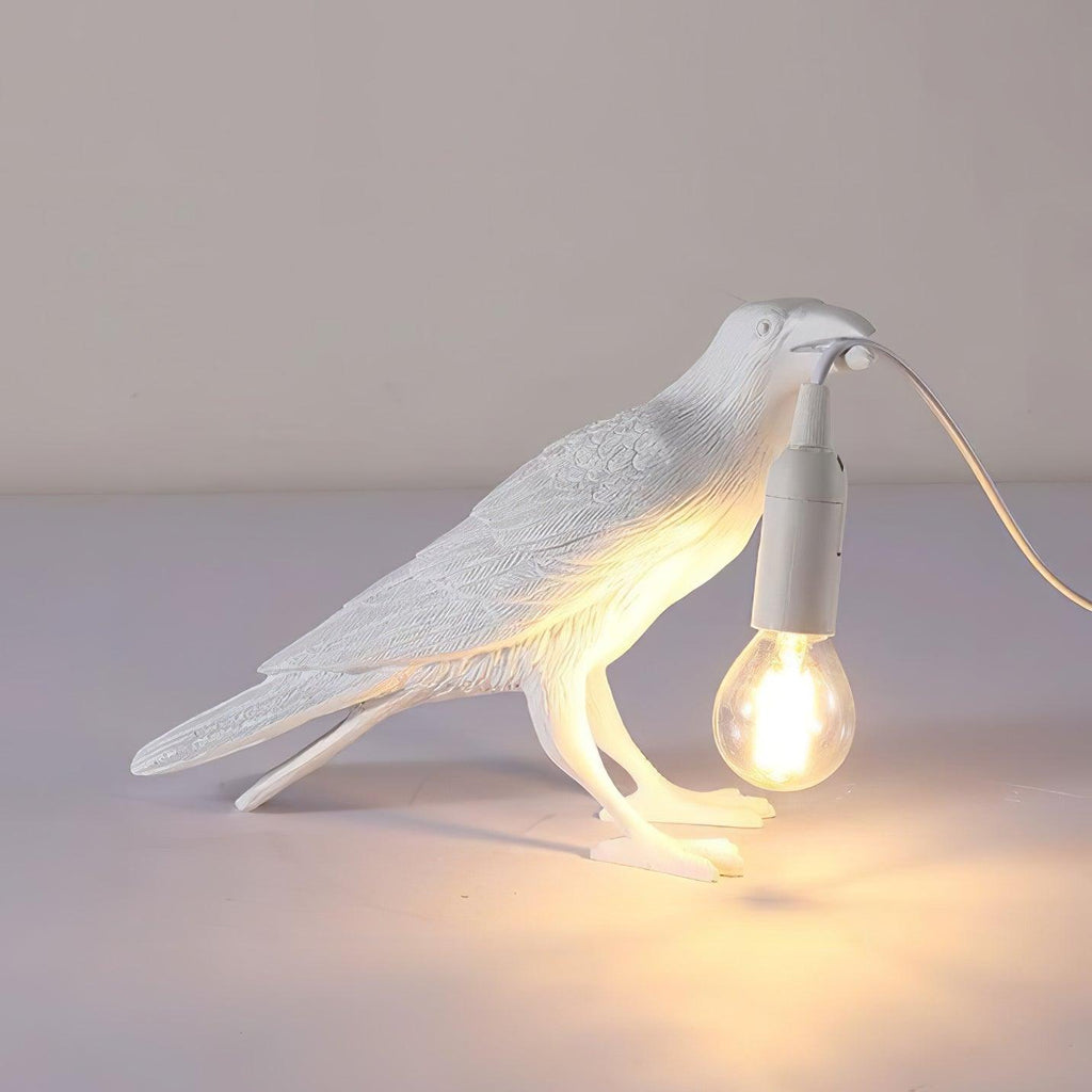 Sculpturale tafellamp van hars in de vorm van een raaf — verlichting met een Edison-lamp