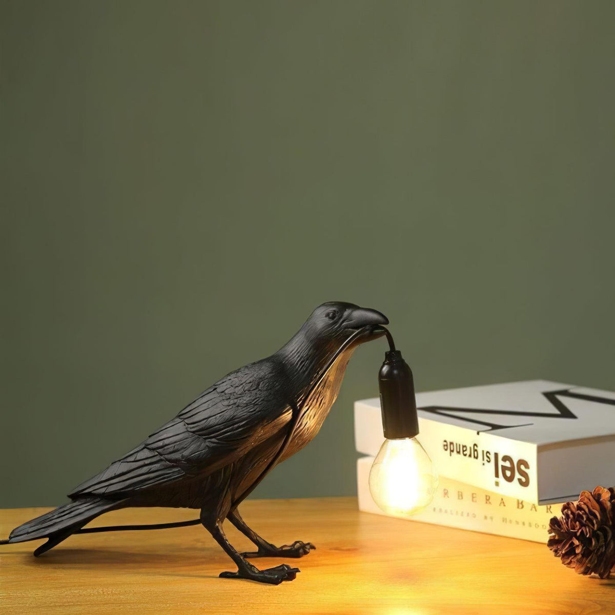 Sculpturale tafellamp van hars in de vorm van een raaf — verlichting met een Edison-lamp