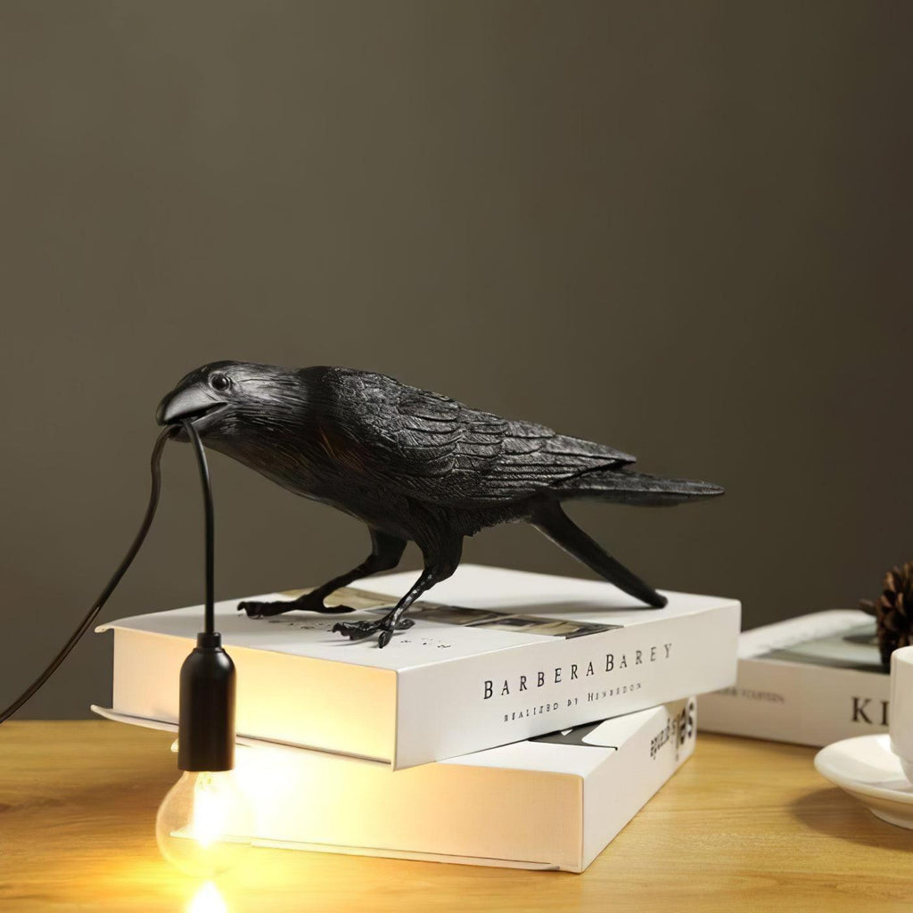 Sochařská stolní lampa Raven z pryskyřice — světlo pro žárovku Edison