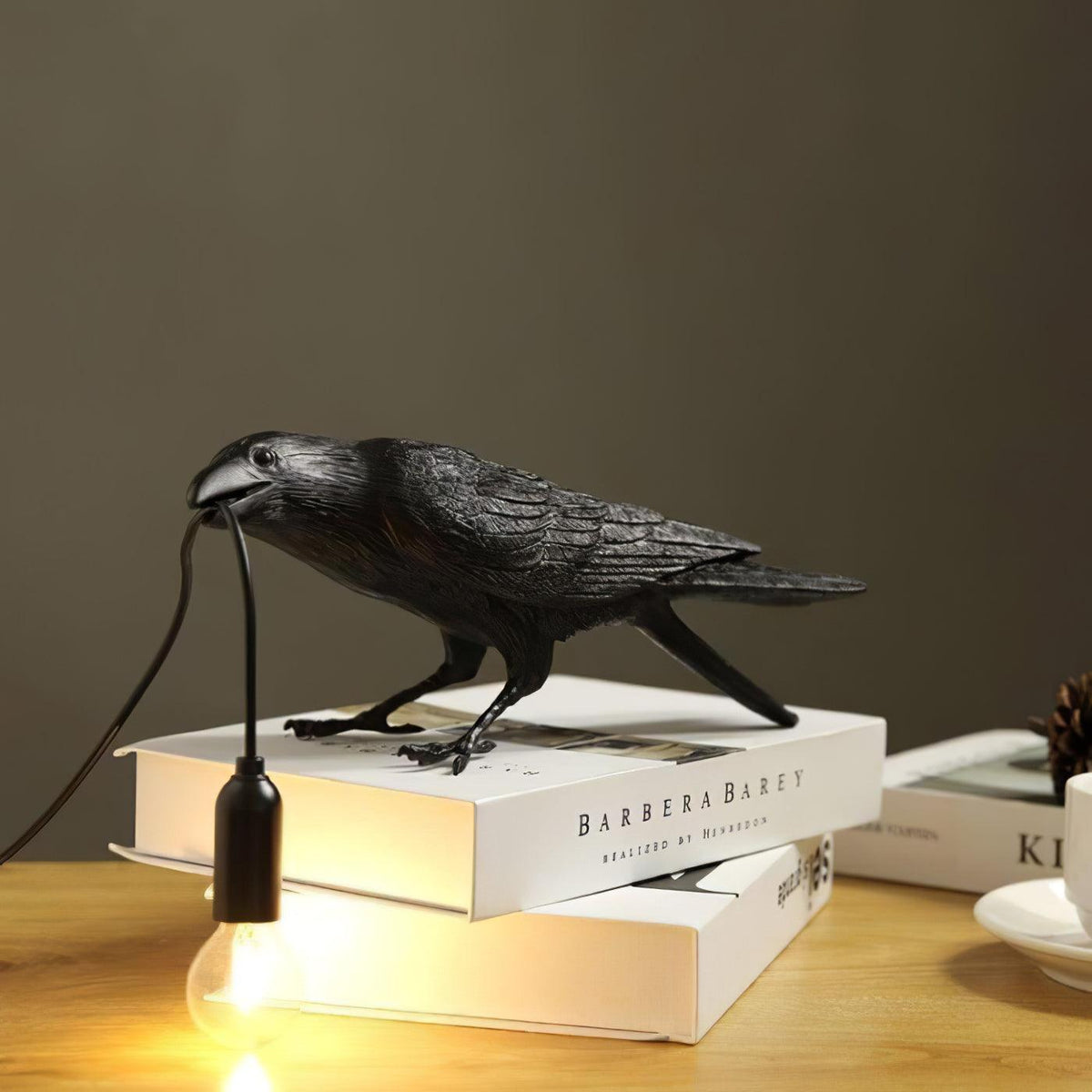 Sculpturale tafellamp van hars in de vorm van een raaf — verlichting met een Edison-lamp