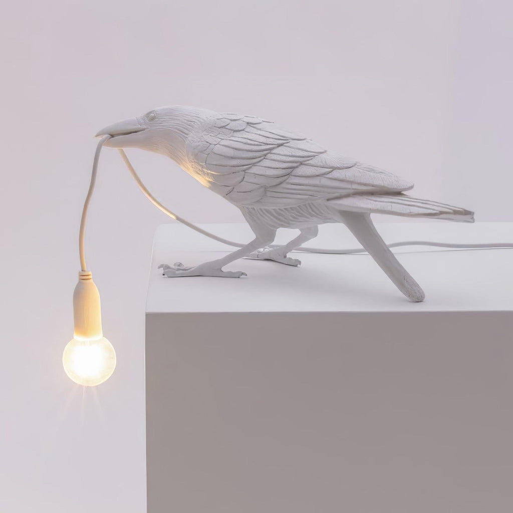 Sochařská stolní lampa Raven z pryskyřice — světlo pro žárovku Edison