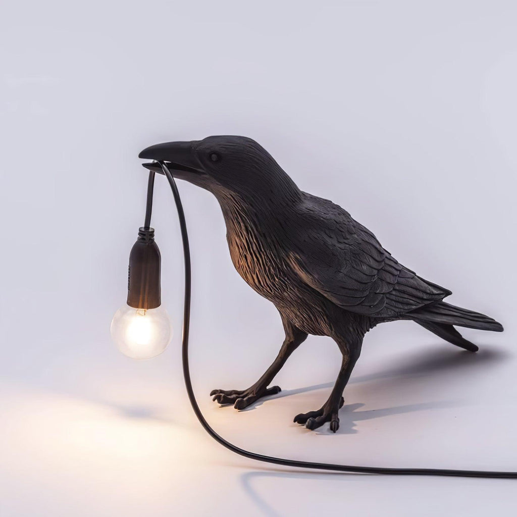 Sochařská stolní lampa Raven z pryskyřice — světlo pro žárovku Edison