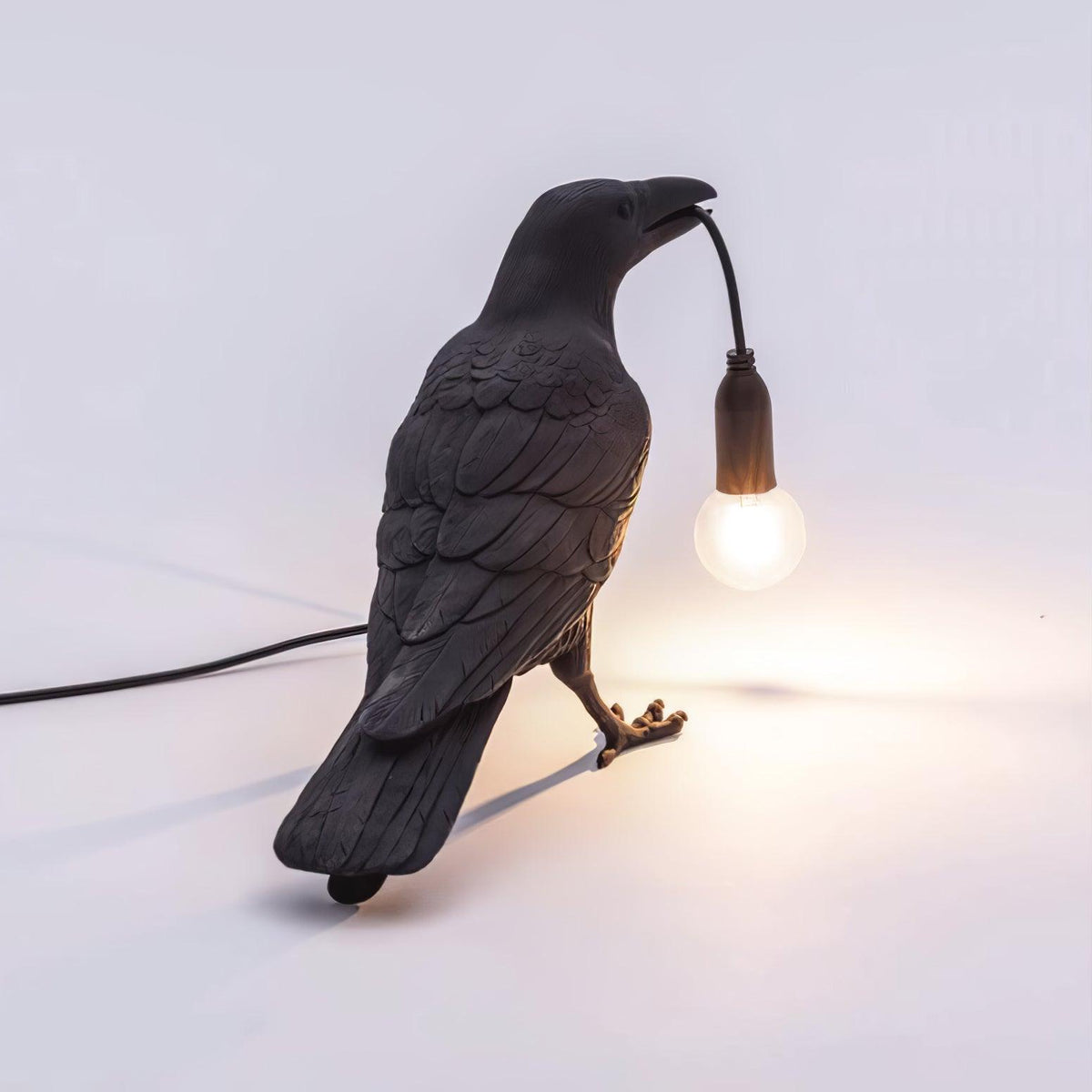 Sochařská stolní lampa Raven z pryskyřice — světlo pro žárovku Edison