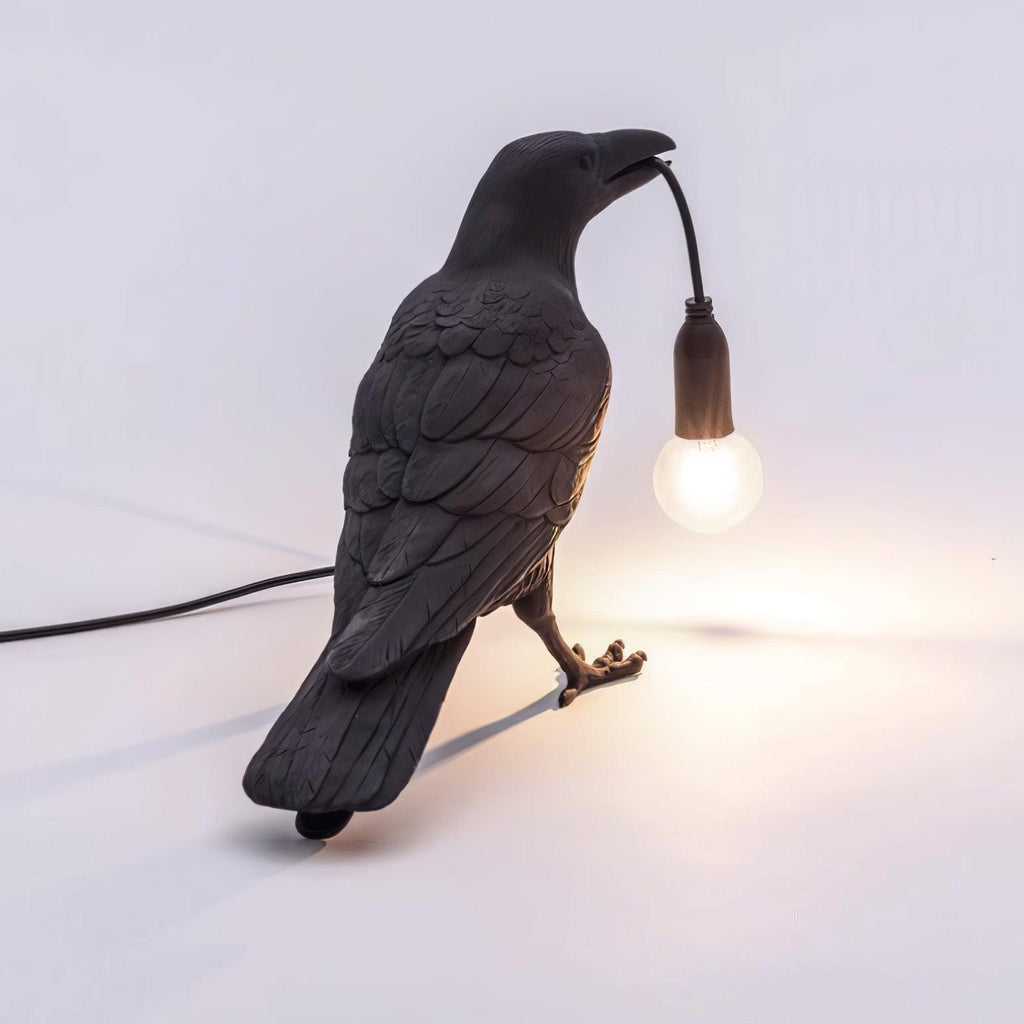 Sochařská stolní lampa Raven z pryskyřice — světlo pro žárovku Edison