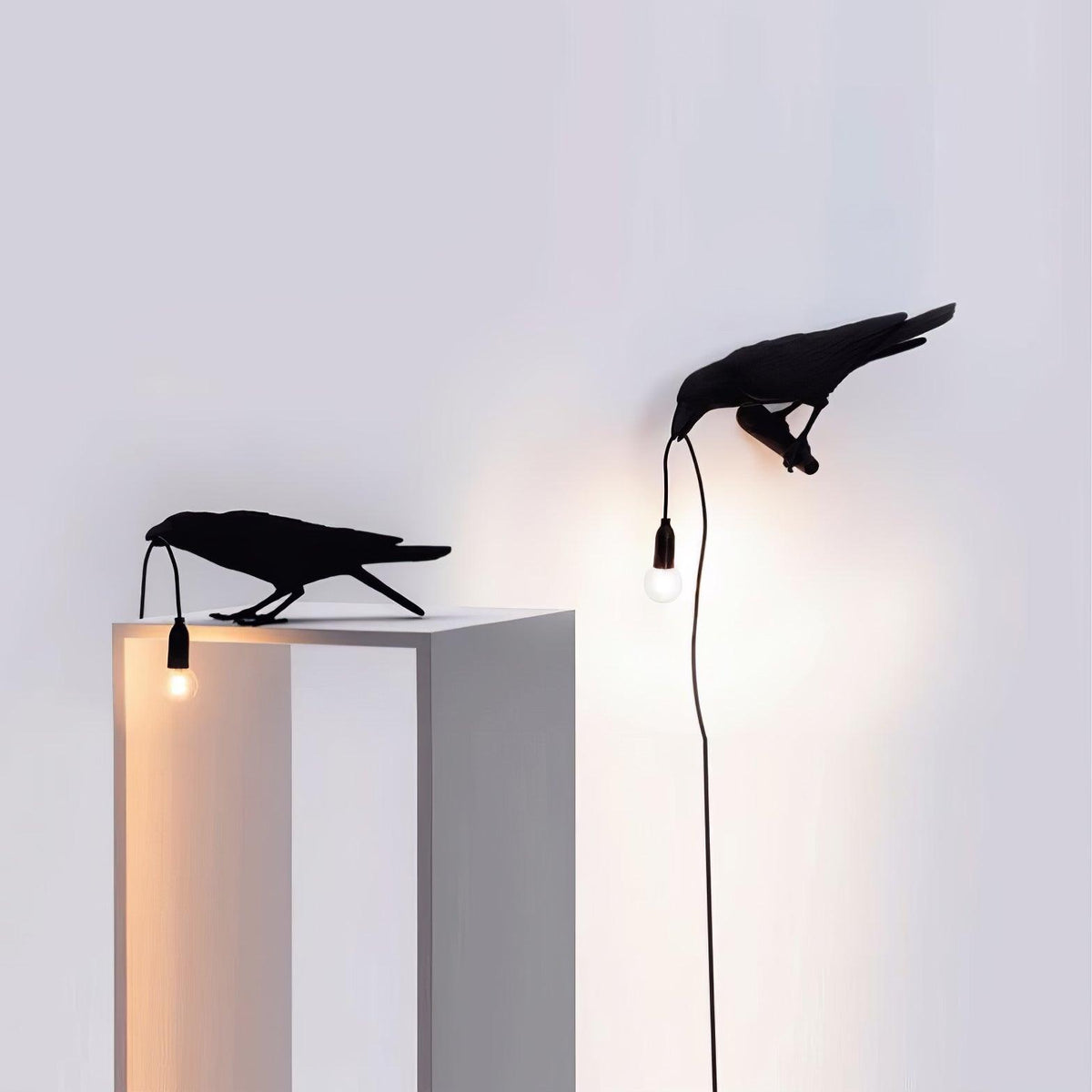 Sochařská stolní lampa Raven z pryskyřice — světlo pro žárovku Edison