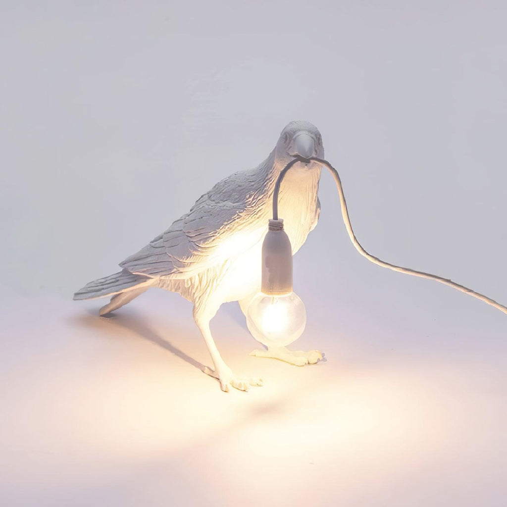 Sochařská stolní lampa Raven z pryskyřice — světlo pro žárovku Edison