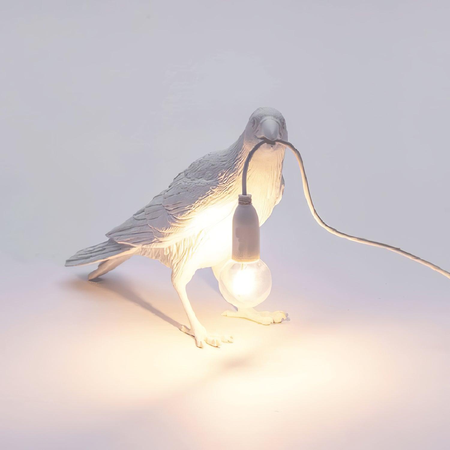 Sochařská stolní lampa Raven z pryskyřice — světlo pro žárovku Edison