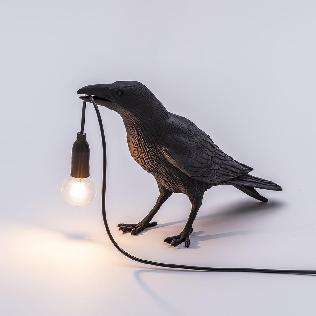Sculpturale tafellamp van hars in de vorm van een raaf — verlichting met een Edison-lamp