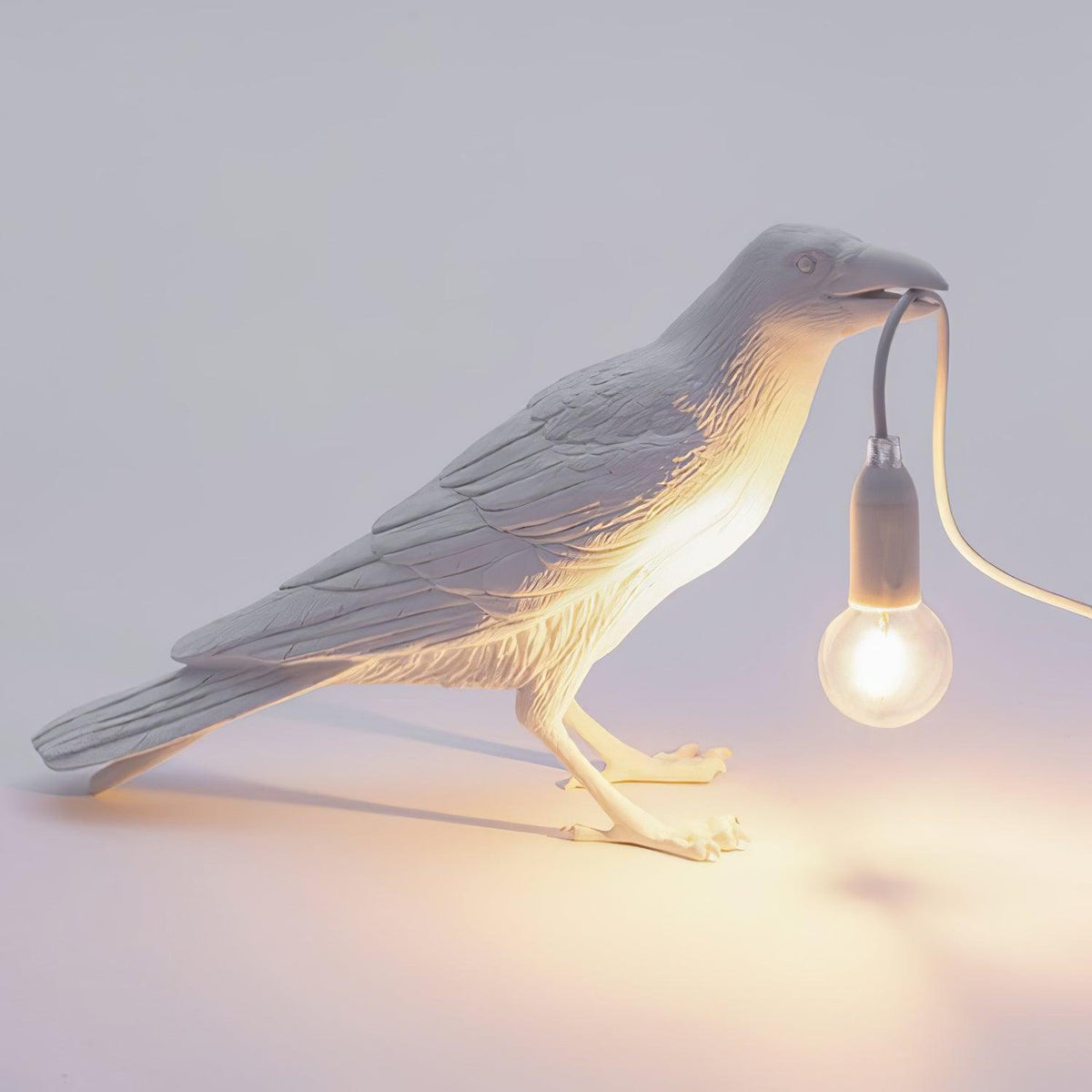 Sochařská stolní lampa Raven z pryskyřice — světlo pro žárovku Edison