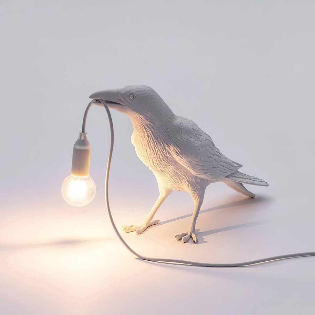 Sochařská stolní lampa Raven z pryskyřice — světlo pro žárovku Edison