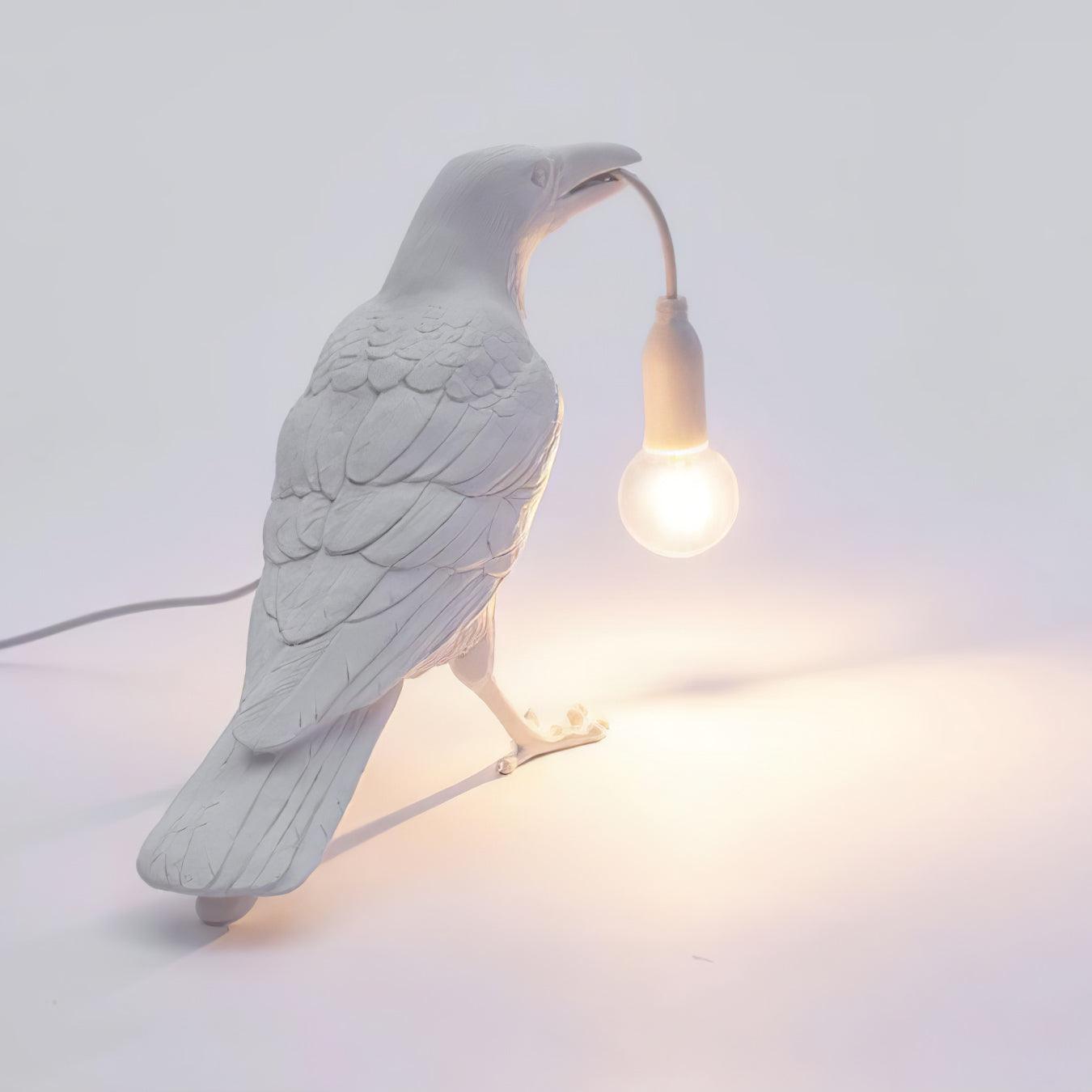 Sochařská stolní lampa Raven z pryskyřice — světlo pro žárovku Edison