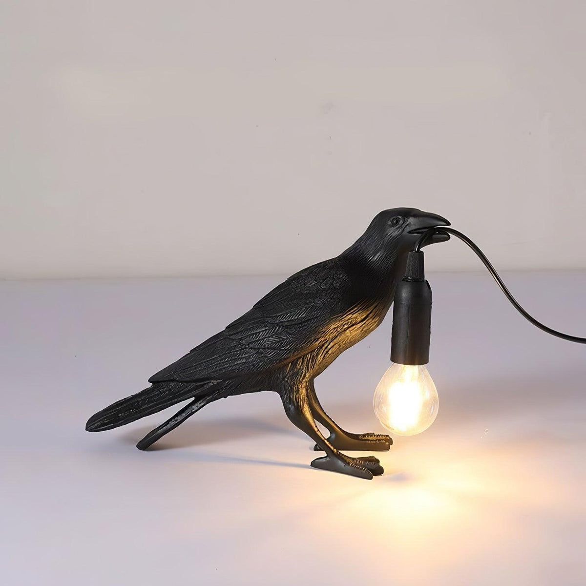 Sculpturale tafellamp van hars in de vorm van een raaf — verlichting met een Edison-lamp