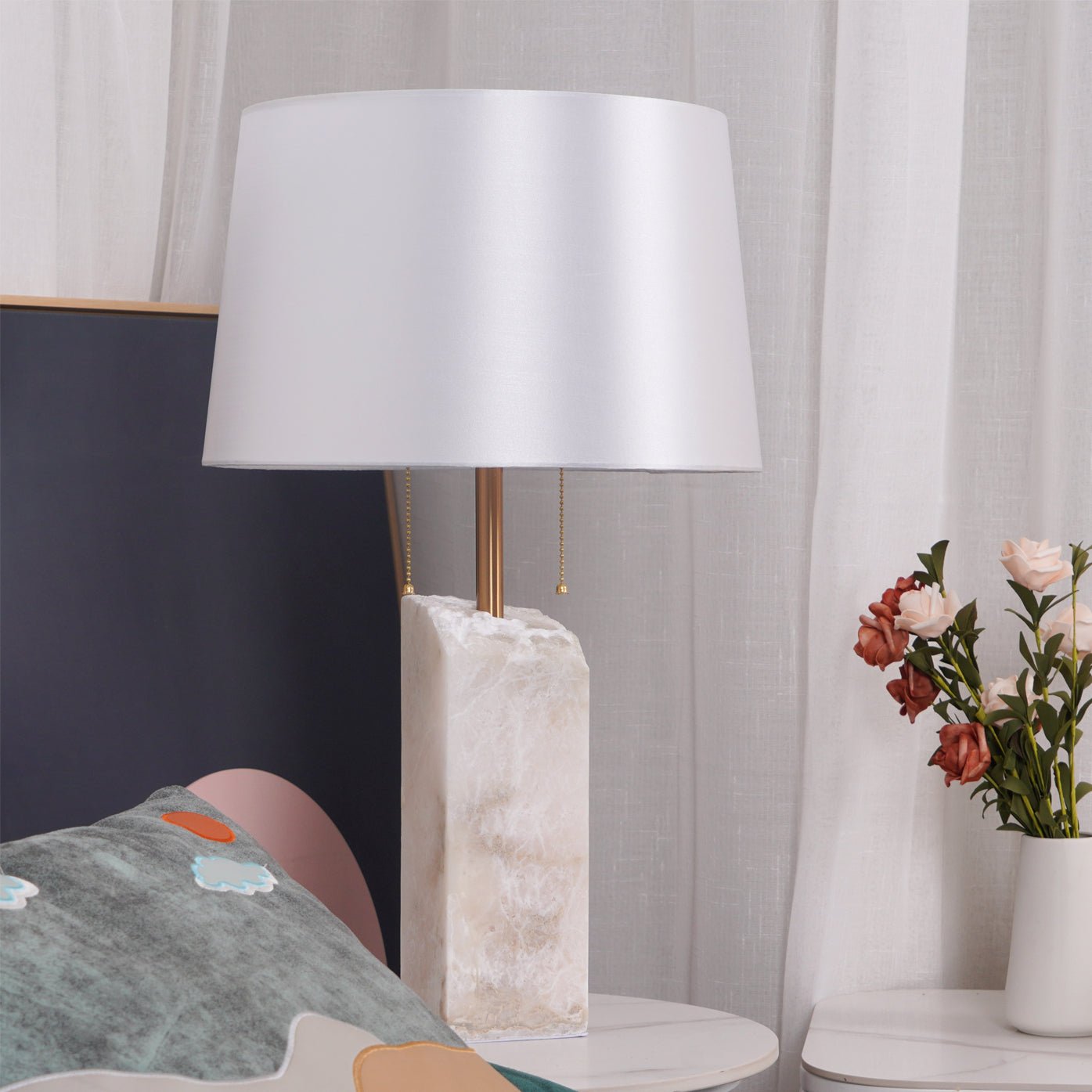 Candeeiro de mesa Raw Alabaster — Abajur cónico em linho natural