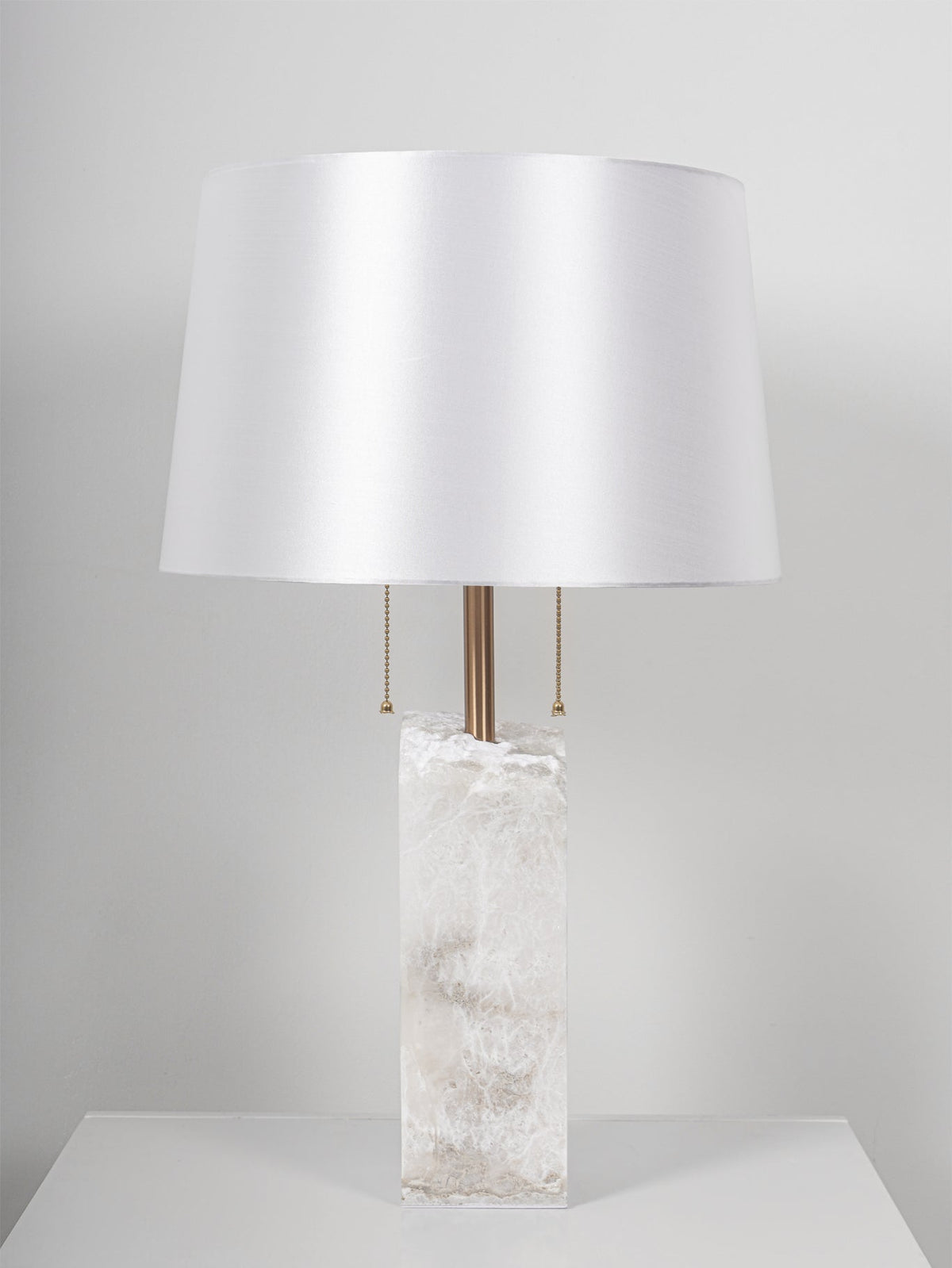 Candeeiro de mesa Raw Alabaster — Abajur cónico em linho natural