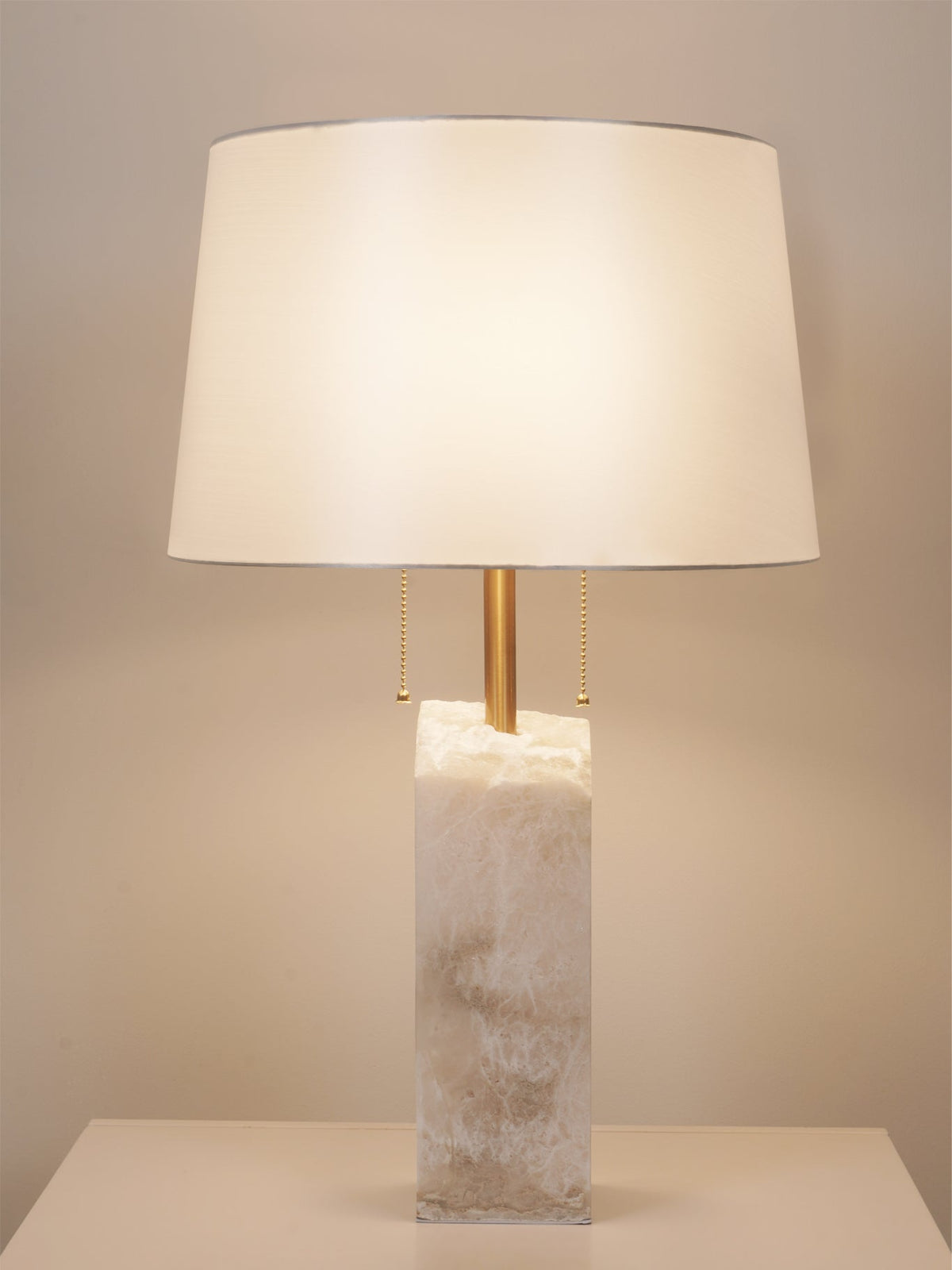 Candeeiro de mesa Raw Alabaster — Abajur cónico em linho natural