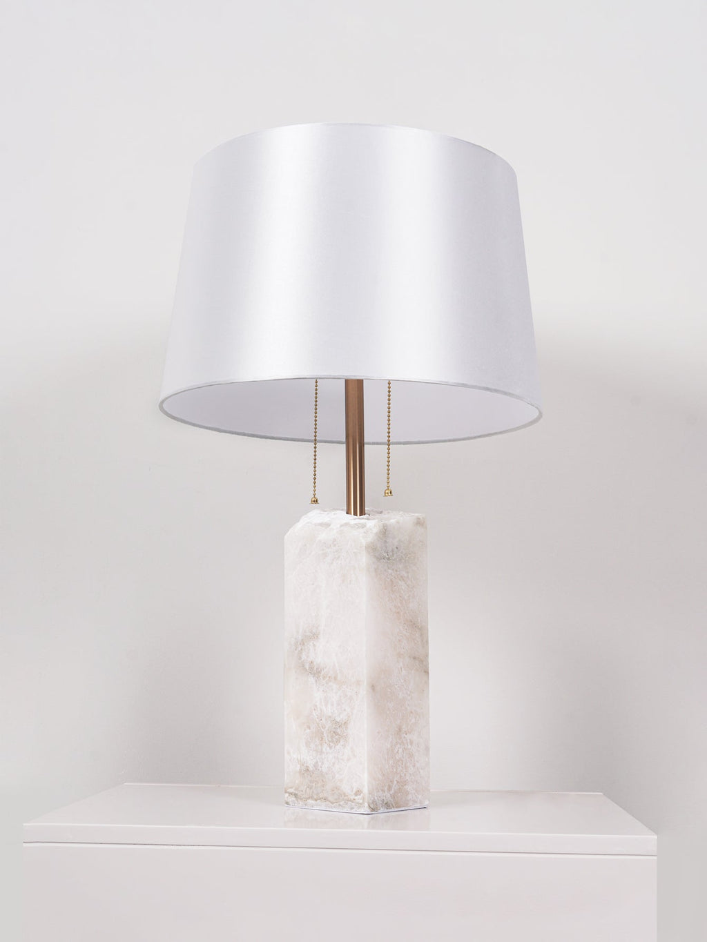 Candeeiro de mesa Raw Alabaster — Abajur cónico em linho natural