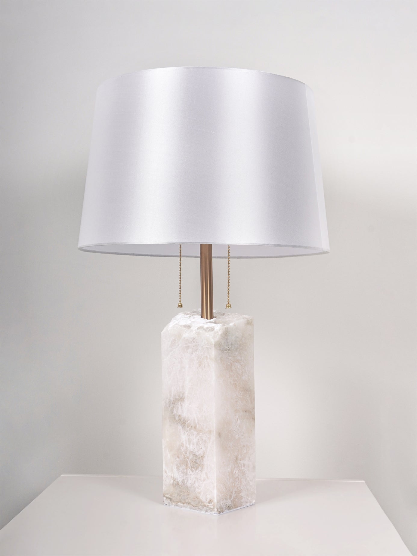 Candeeiro de mesa Raw Alabaster — Abajur cónico em linho natural