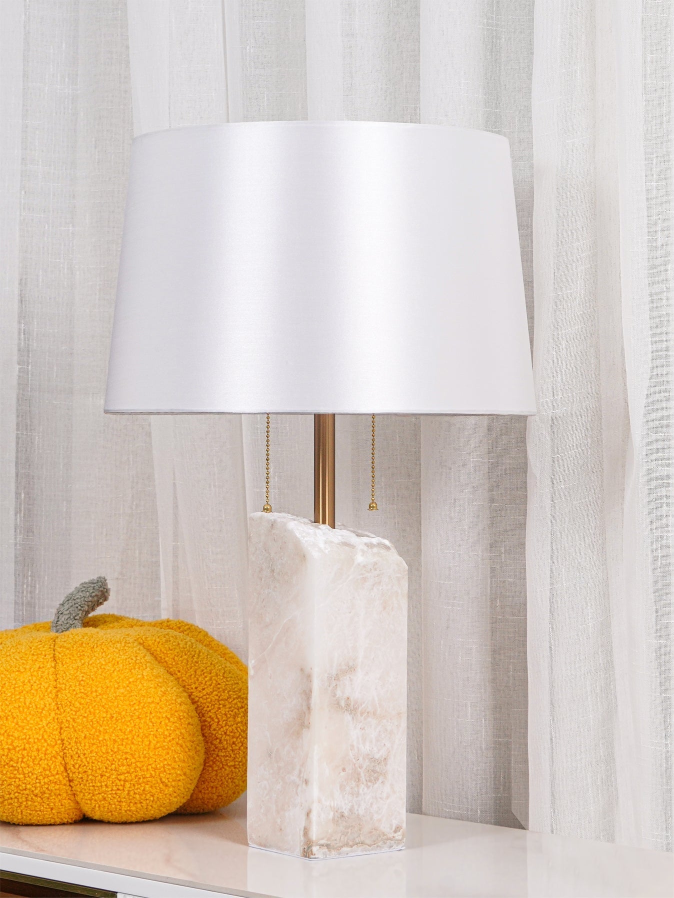 Candeeiro de mesa Raw Alabaster — Abajur cónico em linho natural