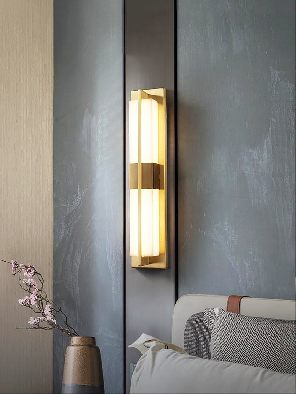 Lampada da parete LED Caspian in alabastro e ottone
