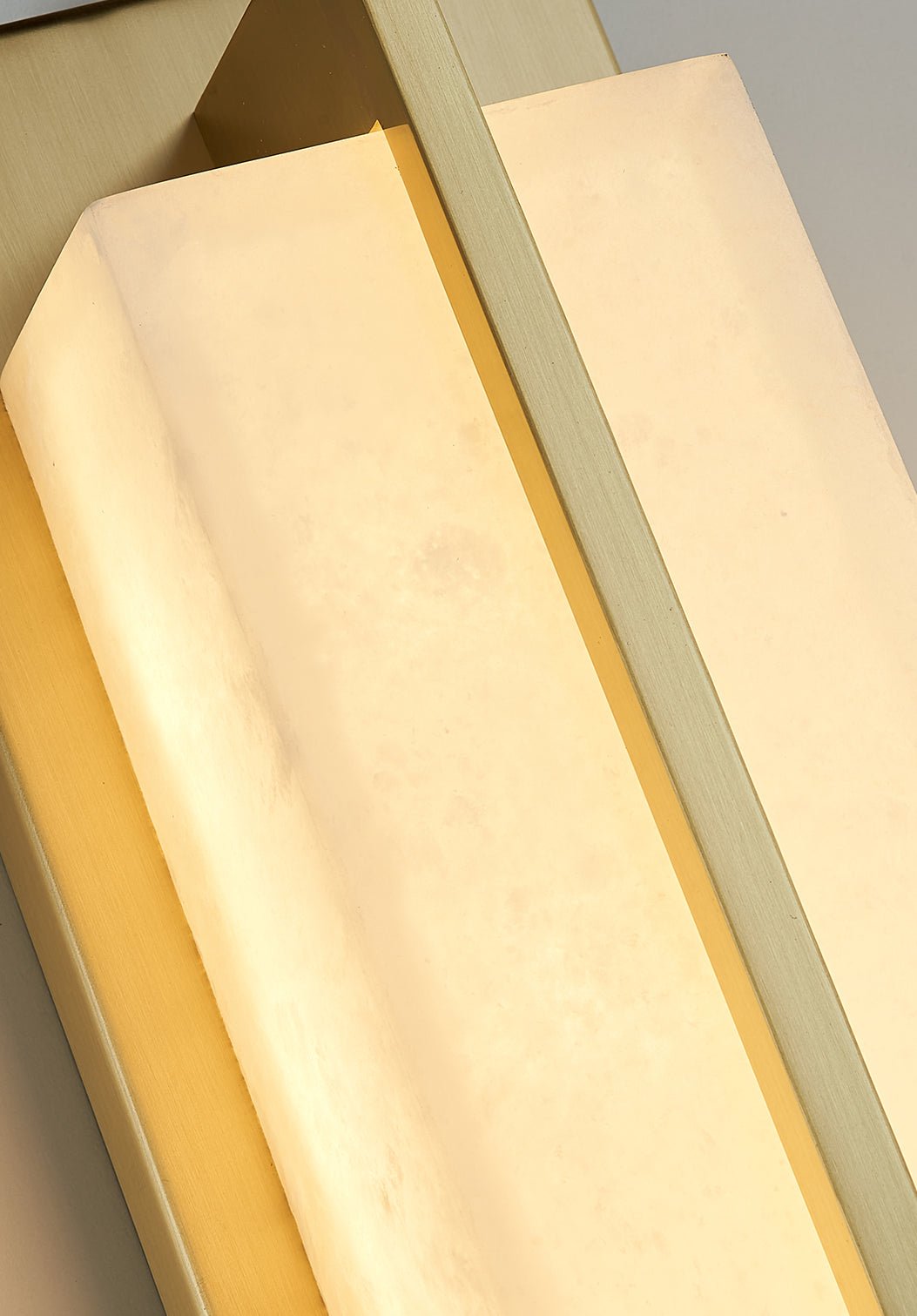 Lampada da parete LED Caspian in alabastro e ottone