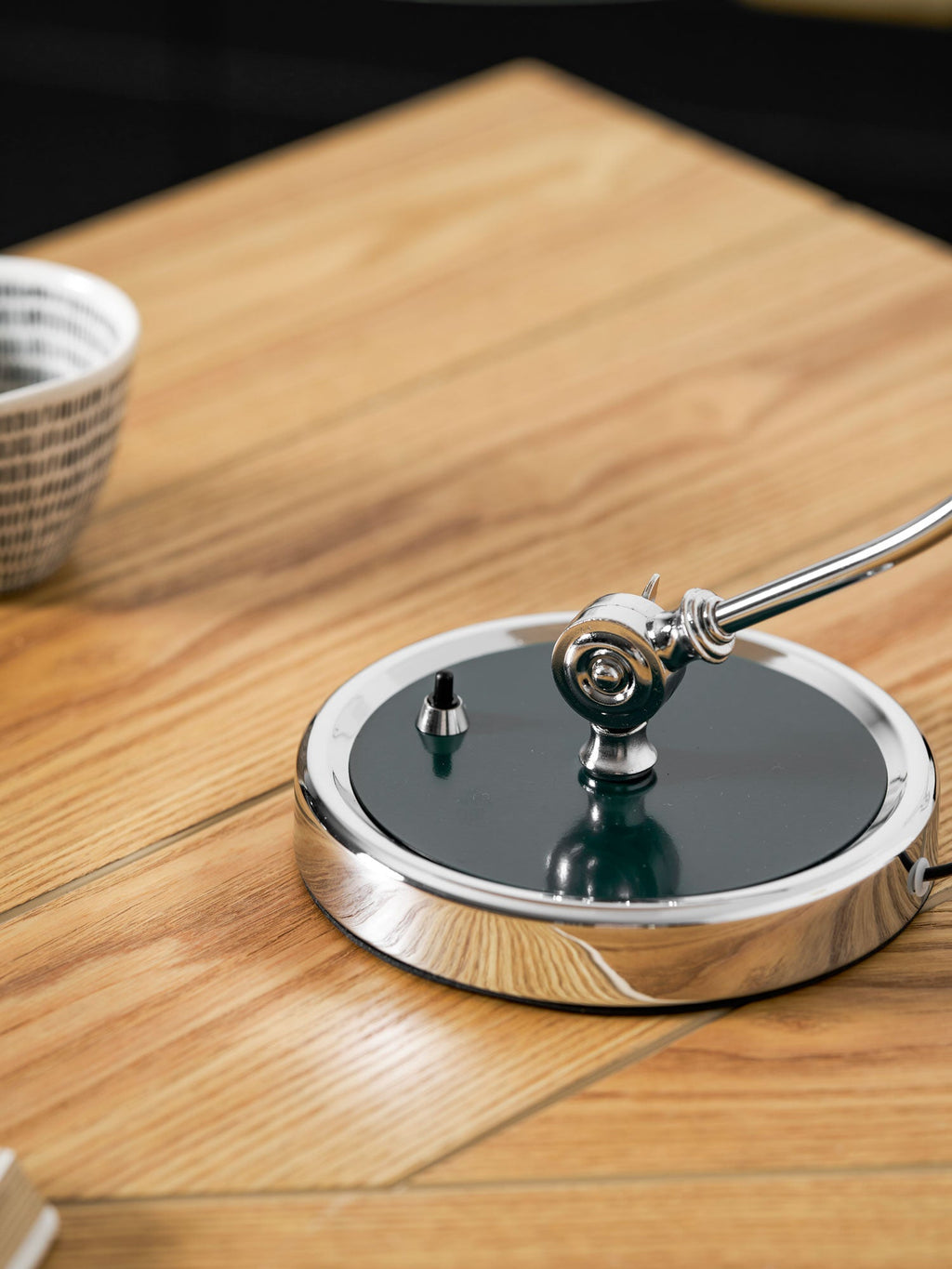 Candeeiro de Mesa Retro Curve — Silhueta Arqueada