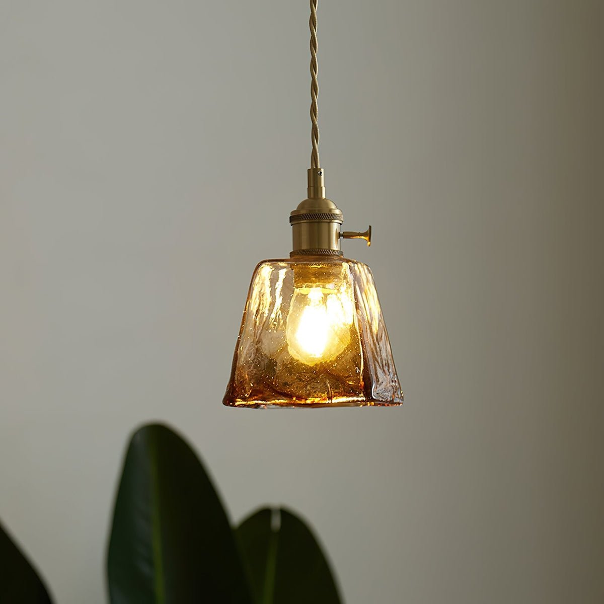 Amberlyn vintage-pendellampe i ravfarvet glas — E26-fatning, dæmpbar