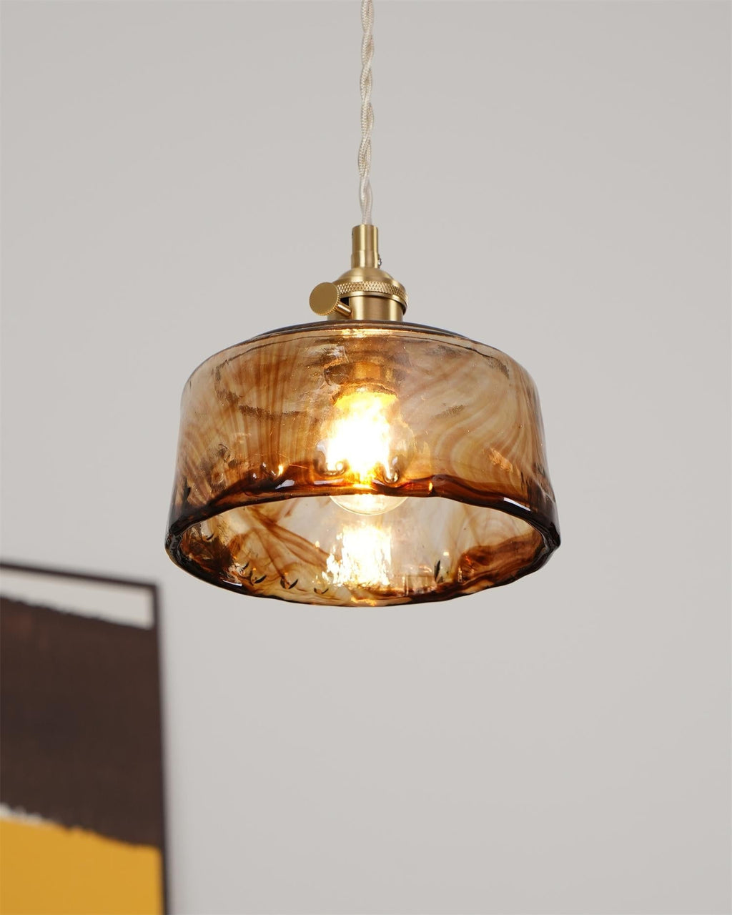 Amberlyn vintage-pendellampe i ravfarvet glas — E26-fatning, dæmpbar