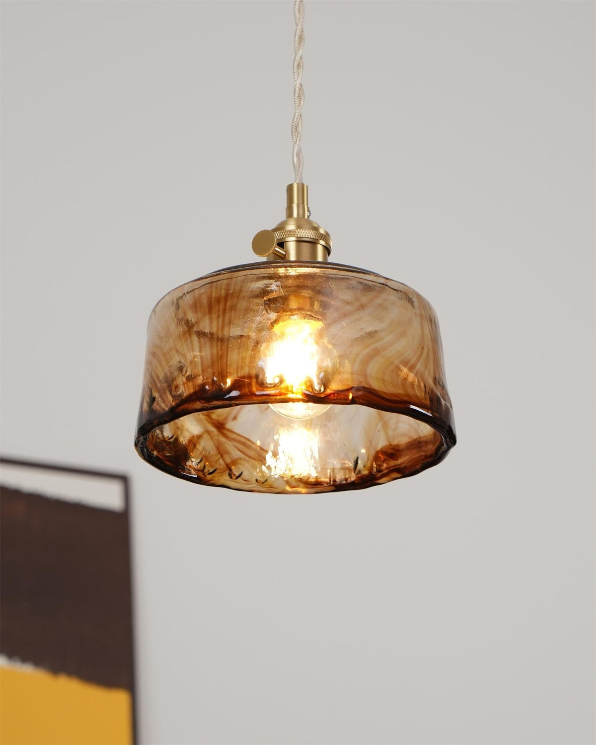 Amberlyn vintage-pendellampe i ravfarvet glas — E26-fatning, dæmpbar