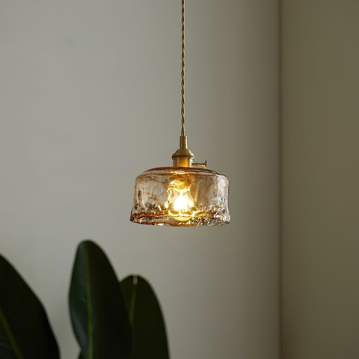 Amberlyn vintage-pendellampe i ravfarvet glas — E26-fatning, dæmpbar