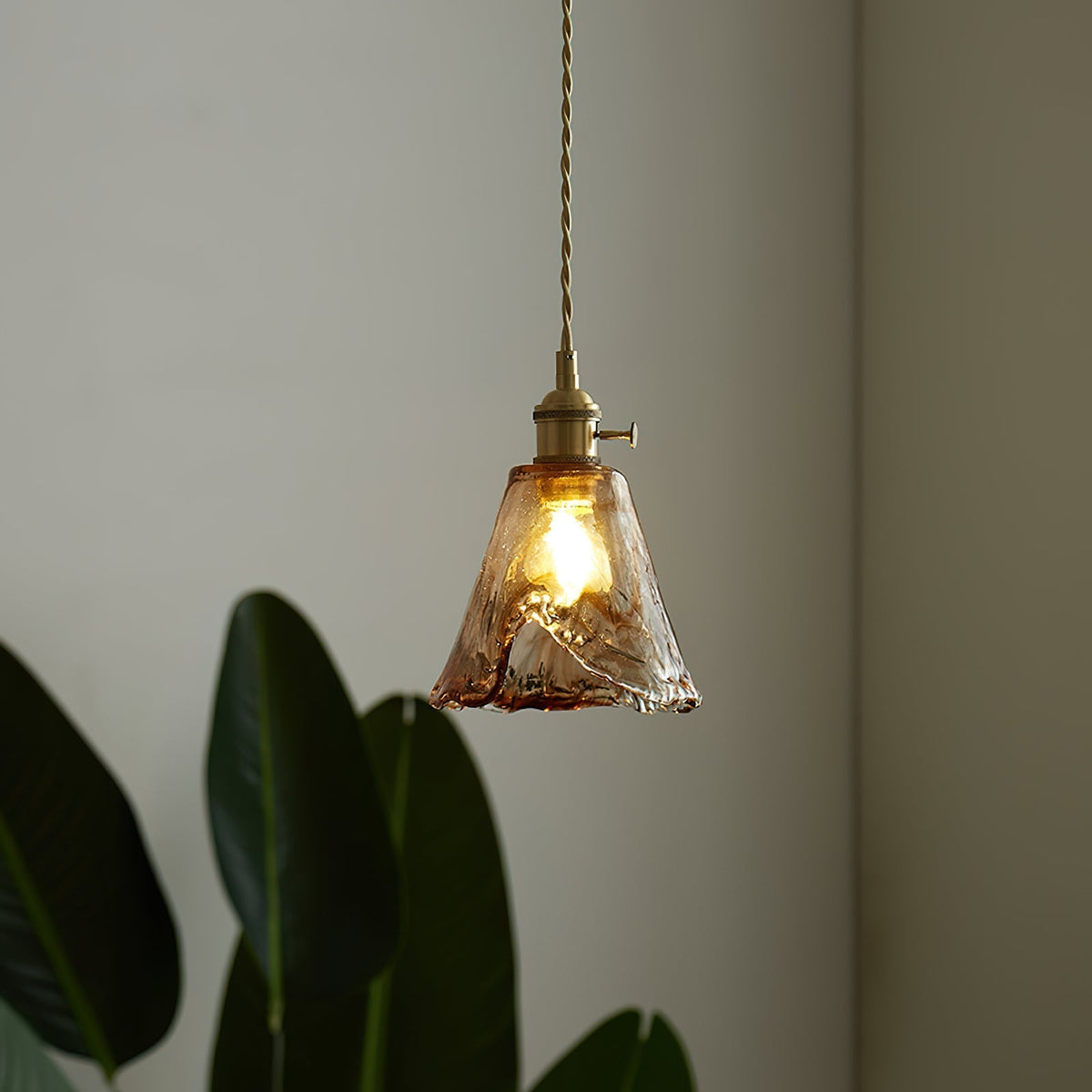 Amberlyn vintage-pendellampe i ravfarvet glas — E26-fatning, dæmpbar