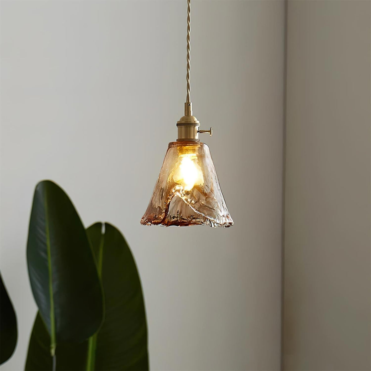 Amberlyn vintage-pendellampe i ravfarvet glas — E26-fatning, dæmpbar