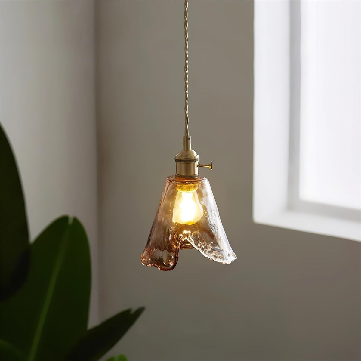 Amberlyn vintage-pendellampe i ravfarvet glas — E26-fatning, dæmpbar