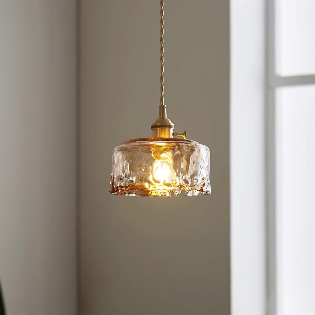 Amberlyn vintage-pendellampe i ravfarvet glas — E26-fatning, dæmpbar