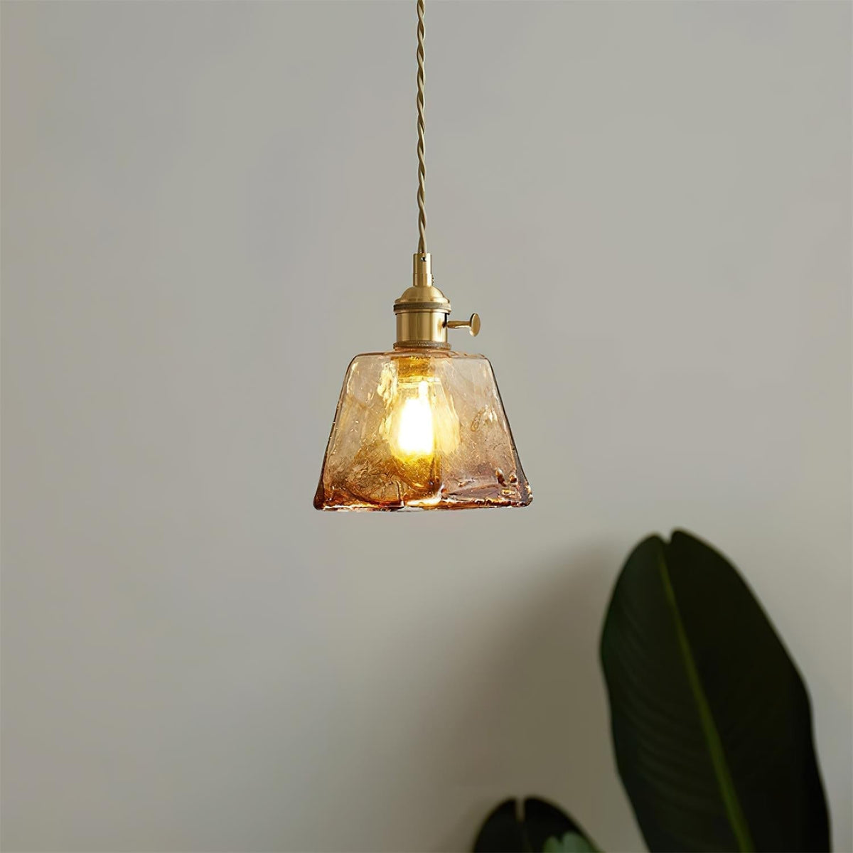 Amberlyn vintage-pendellampe i ravfarvet glas — E26-fatning, dæmpbar