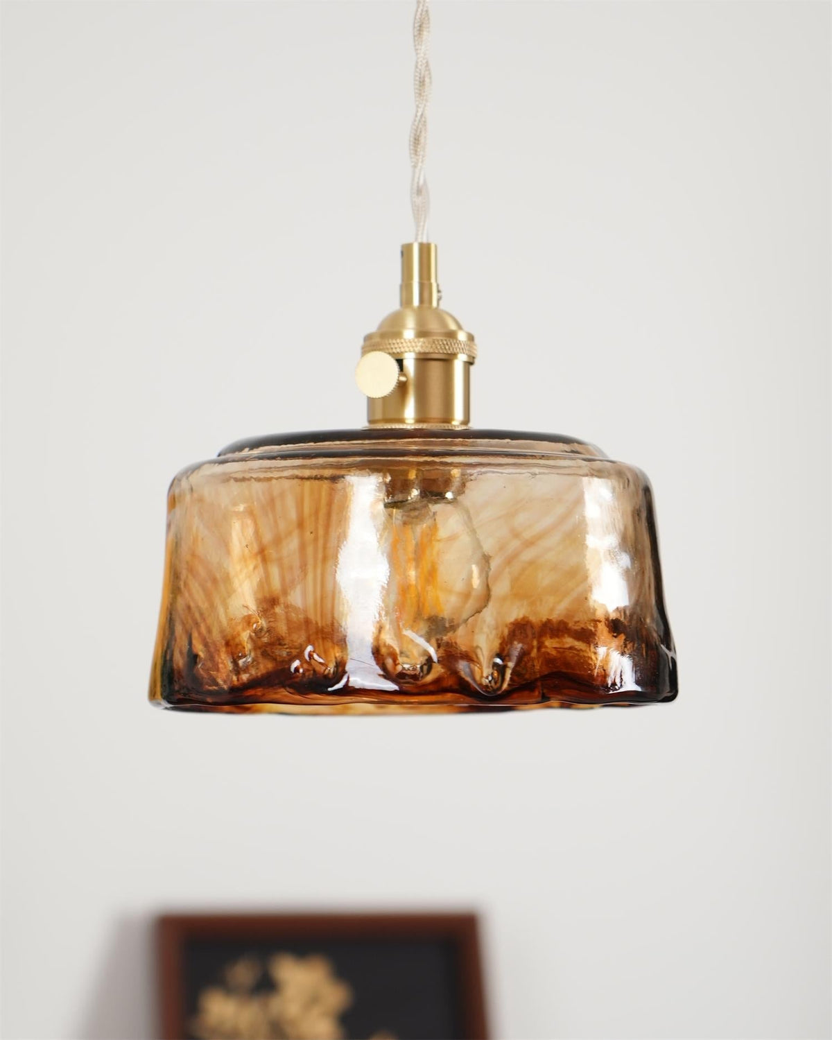 Amberlyn vintage-pendellampe i ravfarvet glas — E26-fatning, dæmpbar