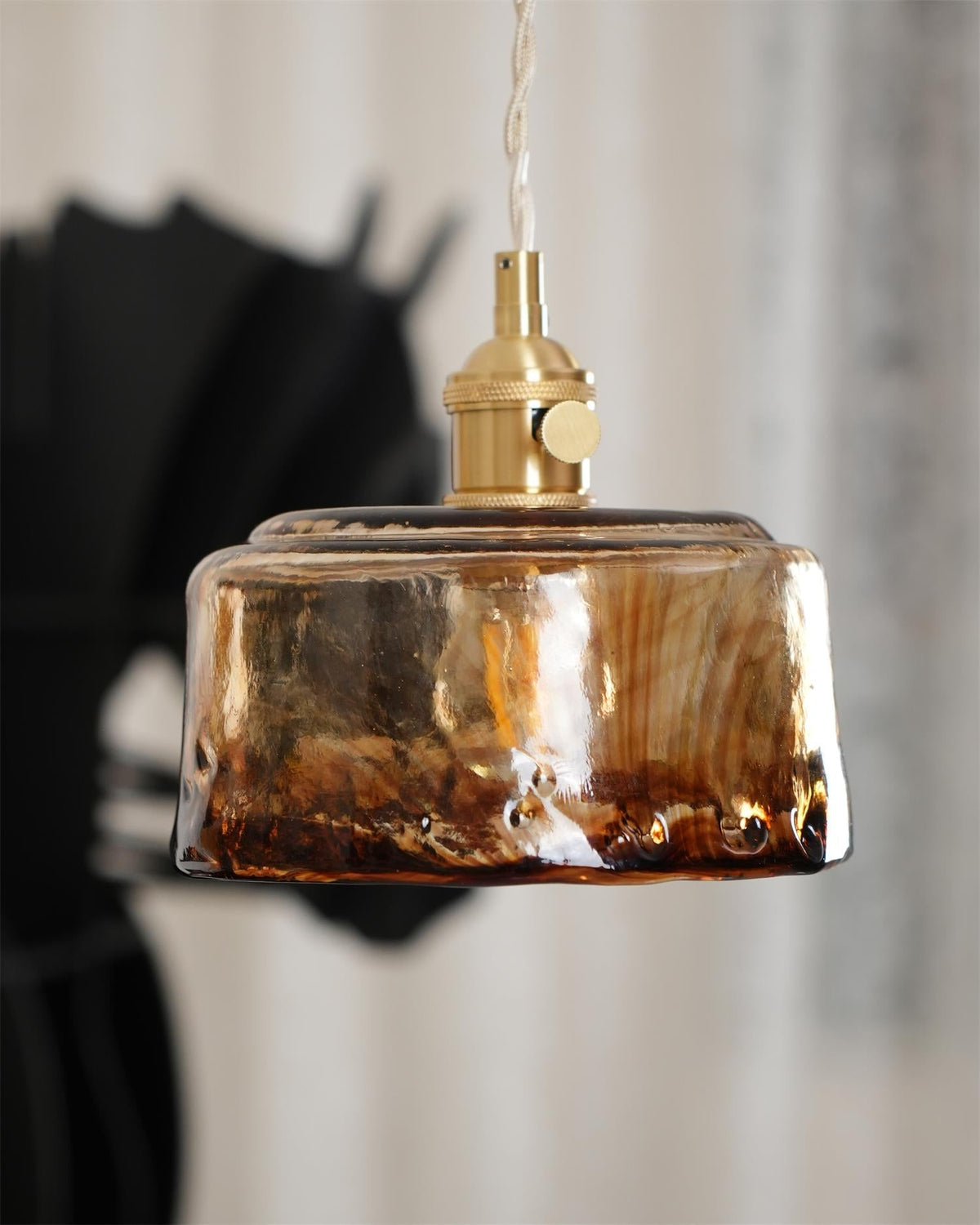 Amberlyn vintage-pendellampe i ravfarvet glas — E26-fatning, dæmpbar