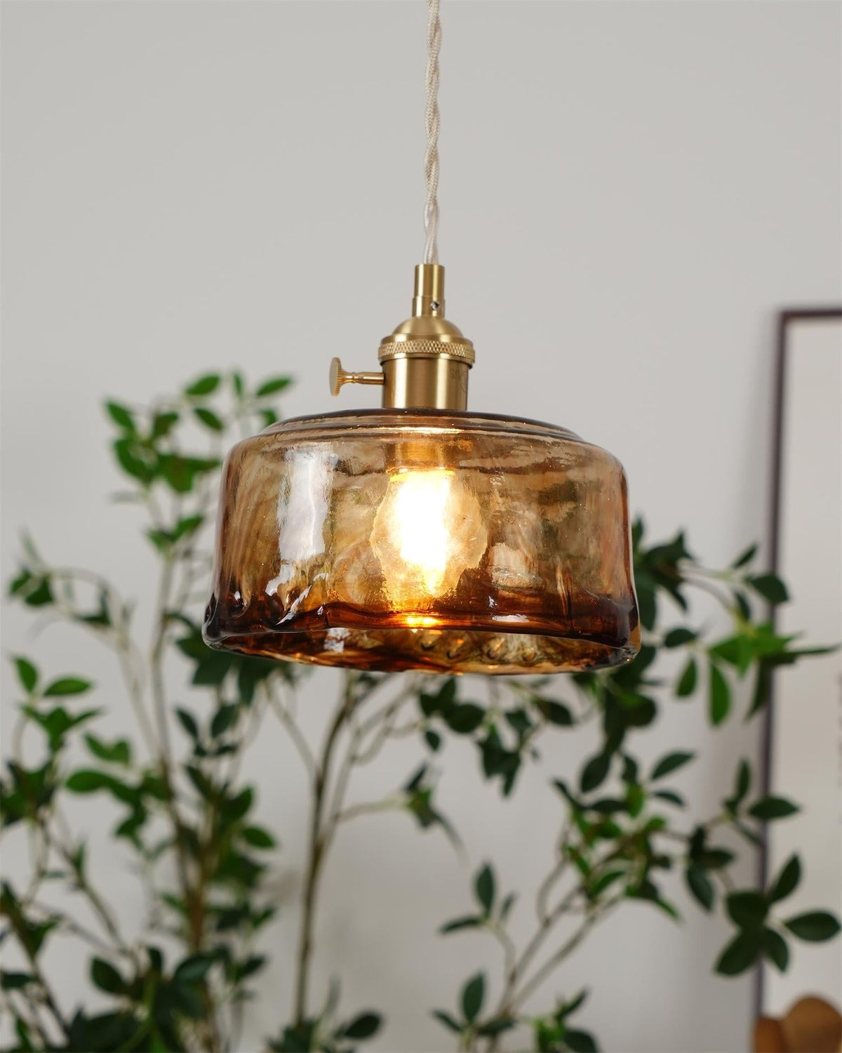 Amberlyn vintage-pendellampe i ravfarvet glas — E26-fatning, dæmpbar