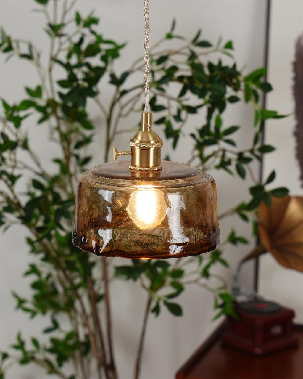 Amberlyn vintage-pendellampe i ravfarvet glas — E26-fatning, dæmpbar