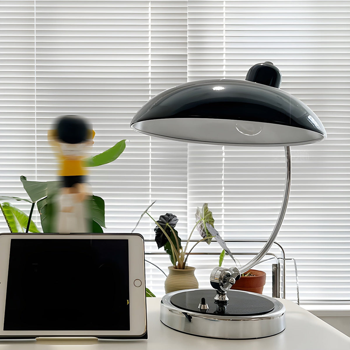 Candeeiro de Mesa Retro Curve — Silhueta Arqueada