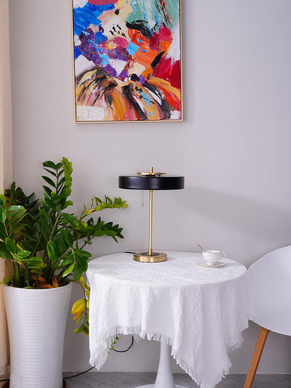 Stolní lampa Revolve — vypínač na tahací řetízek