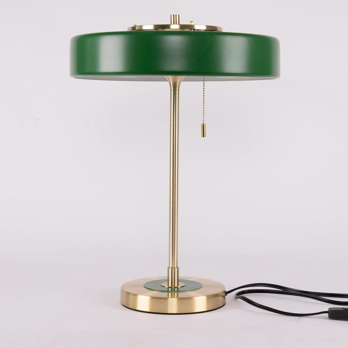 Stolní lampa Revolve — vypínač na tahací řetízek