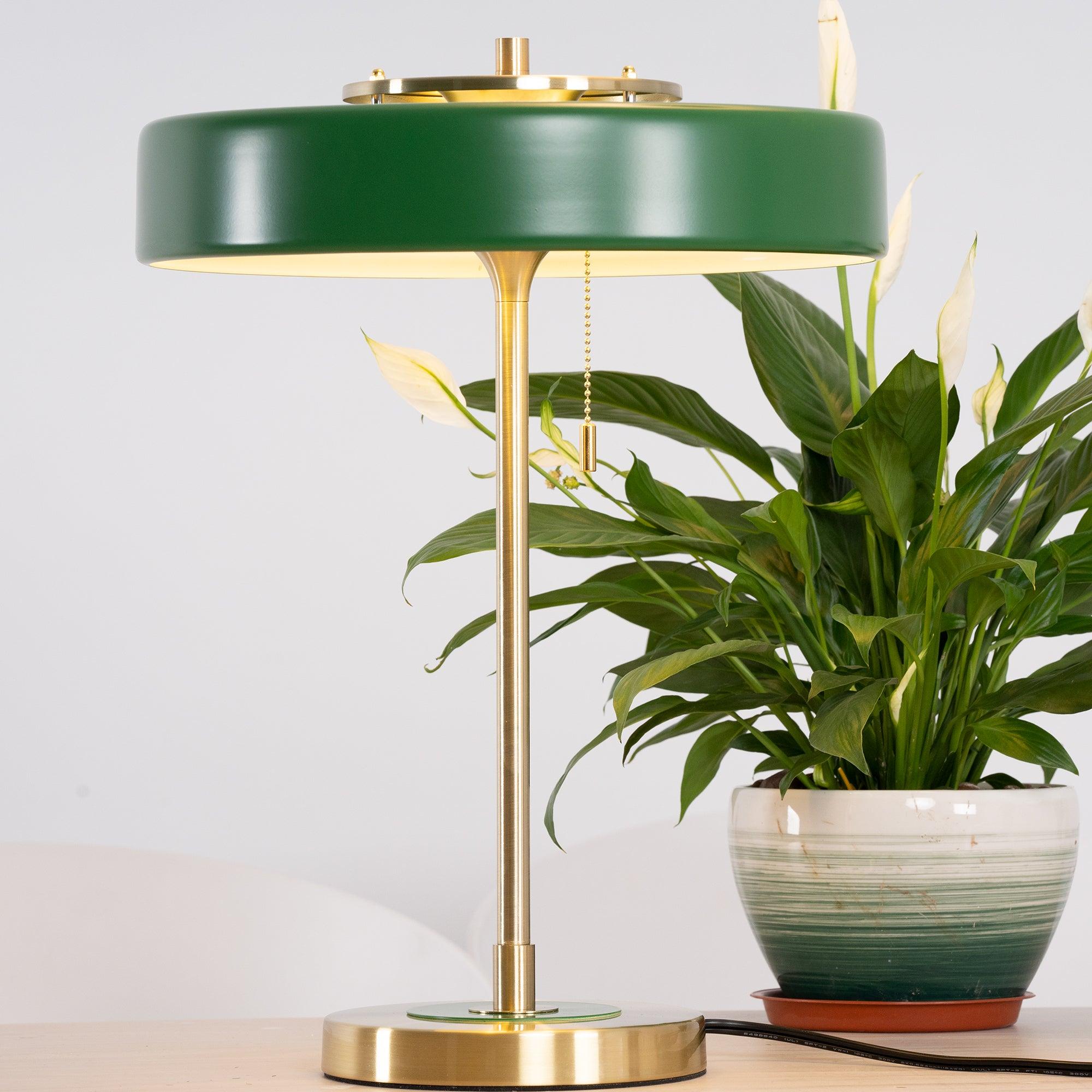 Stolní lampa Revolve — vypínač na tahací řetízek